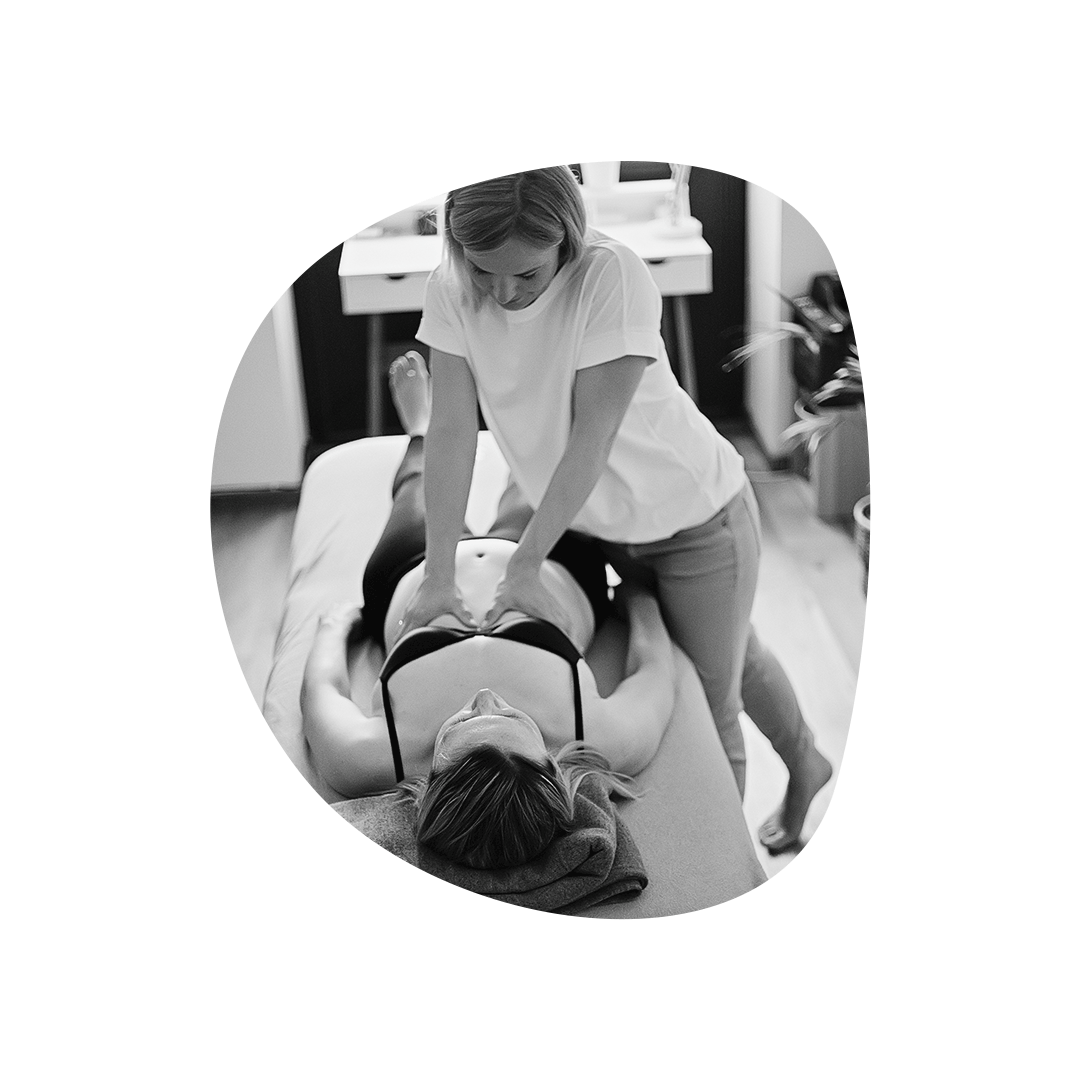 Dorothea Schütze bei der Behandlung